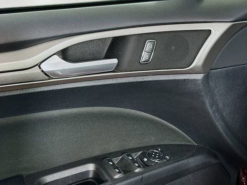 Used 2018 Ford Fusion SE w/ Fusion SE Technology Package image 19