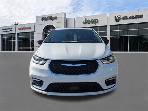 New 2026 Chrysler Pacifica Limited image 9