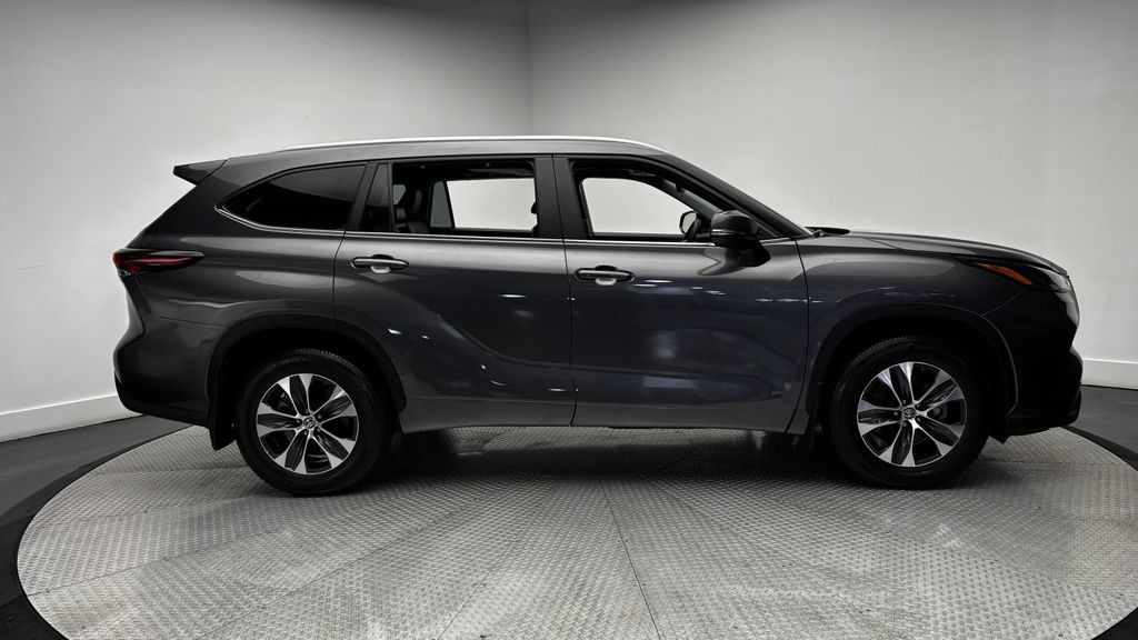 Used 2024 Toyota Highlander XLE AWD/4WD image 40