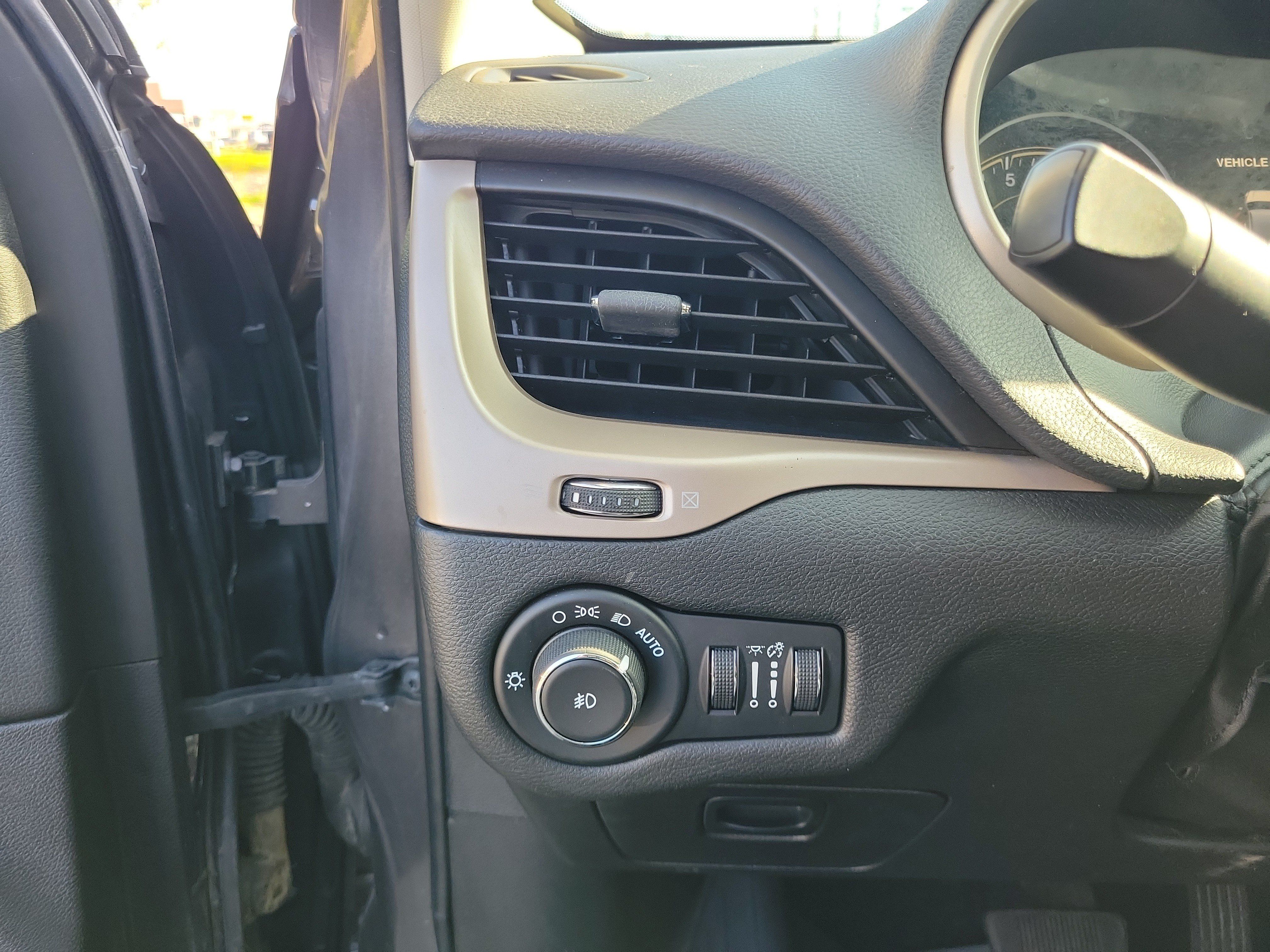Used 2017 Jeep Cherokee Limited AWD/4WD image 20