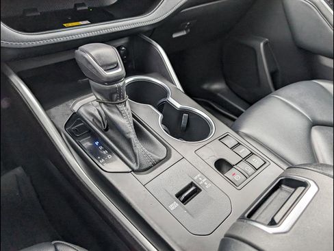 Used 2023 Toyota Highlander XLE image 21