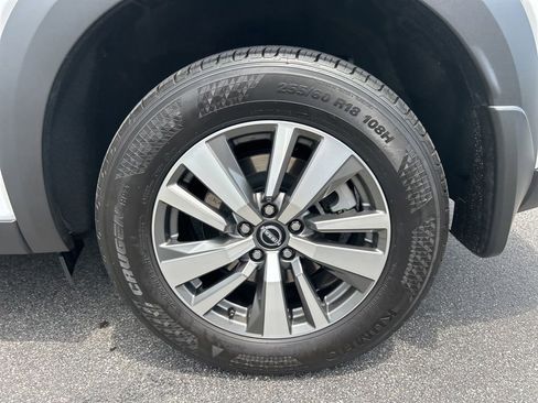 Used 2025 Nissan Pathfinder SL AWD/4WD image 35