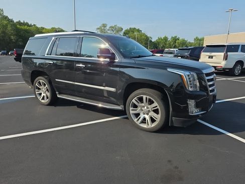 Used 2017 Cadillac Escalade Luxury AWD/4WD image 2