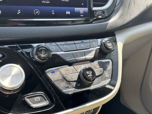 Used 2024 Chrysler Pacifica Touring-L FWD image 20