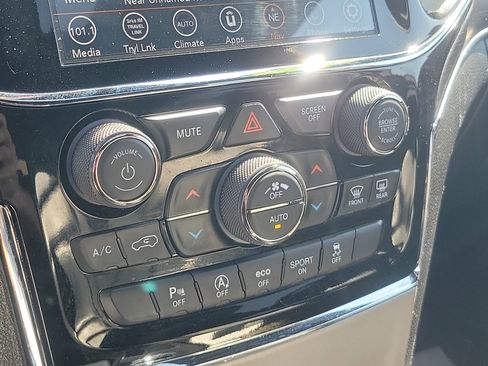 Used 2020 Jeep Grand Cherokee Limited image 16