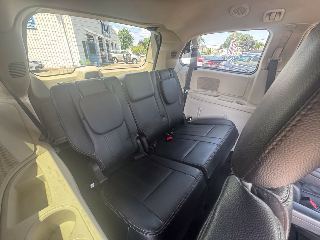 Used 2014 Chrysler Town & Country Touring FWD image 23