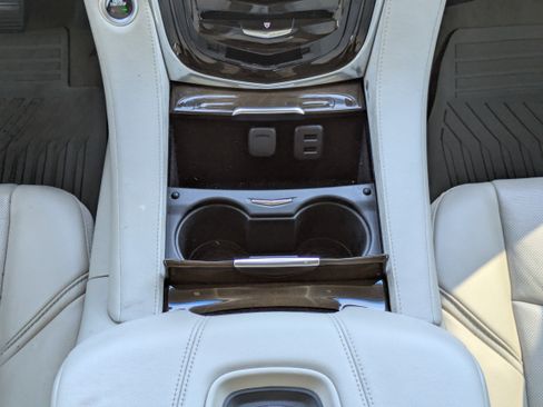 Used 2018 Cadillac Escalade Luxury image 6