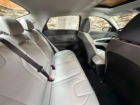 Used 2025 Hyundai Elantra Limited FWD image 32