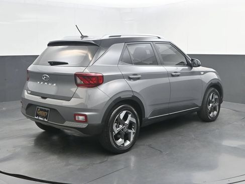 Used 2023 Hyundai Venue Limited FWD image 7