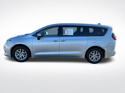 Used 2023 Chrysler Voyager LX FWD image 3