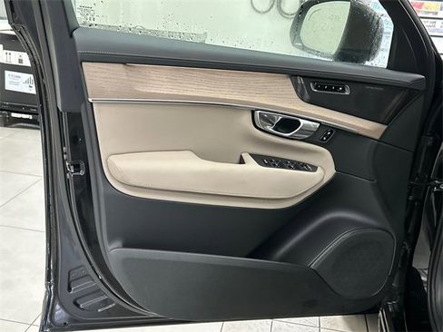 Certified 2025 Volvo XC90 B6 Plus image 9