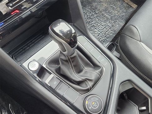 Used 2025 Volkswagen Taos SEL image 17