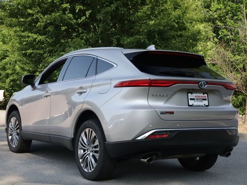 Used 2022 Toyota Venza XLE AWD/4WD image 4