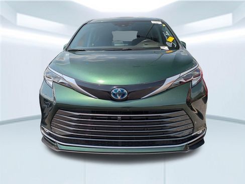 Used 2023 Toyota Sienna Platinum AWD/4WD image 4