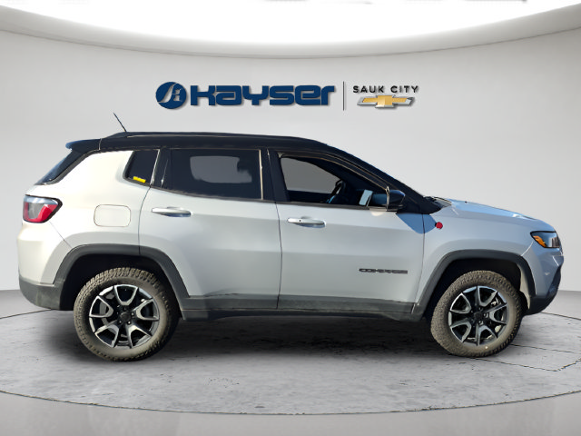 Used 2025 Jeep Compass Trailhawk AWD/4WD image 9