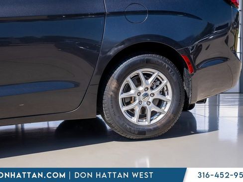 Used 2023 Chrysler Pacifica Touring-L FWD image 30