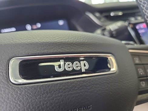 Used 2025 Jeep Grand Cherokee Limited w/ Luxury Tech Group II AWD/4WD image 36