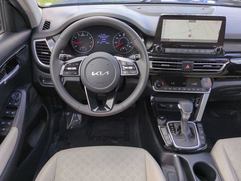 Used 2023 Kia Seltos EX AWD/4WD image 16