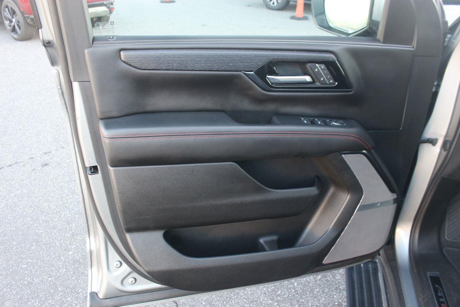 Used 2025 GMC Yukon AT4 Ultimate AWD/4WD image 13