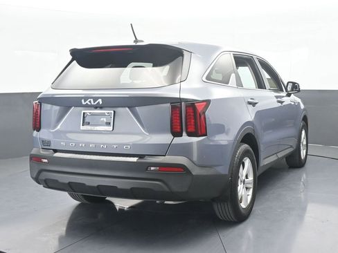 Used 2022 Kia Sorento LX image 5