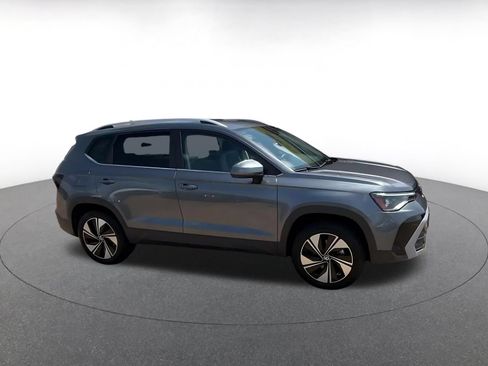 Used 2026 Volkswagen Taos SE AWD/4WD image 2