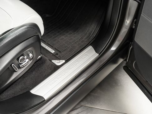 Used 2020 Land Rover Range Rover Sport SVR image 30