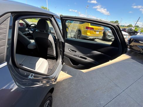 Used 2024 Hyundai Elantra Limited FWD image 39