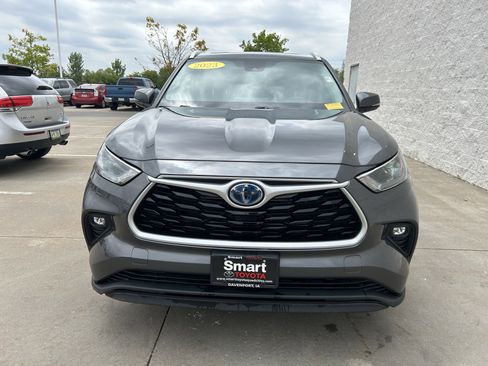 Used 2023 Toyota Highlander XLE AWD/4WD image 2