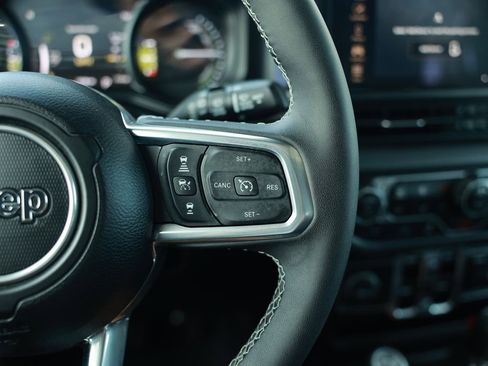 Used 2025 Jeep Wrangler Unlimited Sahara w/ Safety Group AWD/4WD image 23