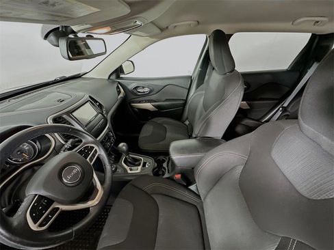 Used 2017 Jeep Cherokee Latitude w/ Cold Weather Group image 7