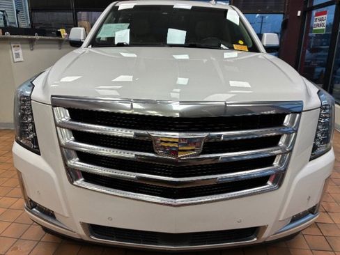 Used 2017 Cadillac Escalade ESV Premium Luxury image 5