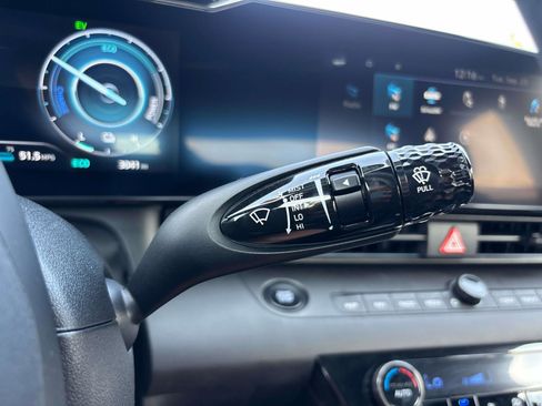 Used 2025 Hyundai Elantra SEL image 23