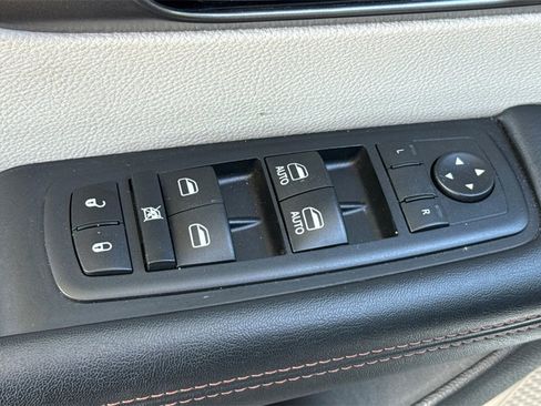 Used 2020 Chrysler Pacifica Touring image 16