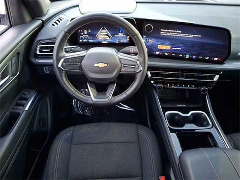 Used 2024 Chevrolet Traverse LT image 12