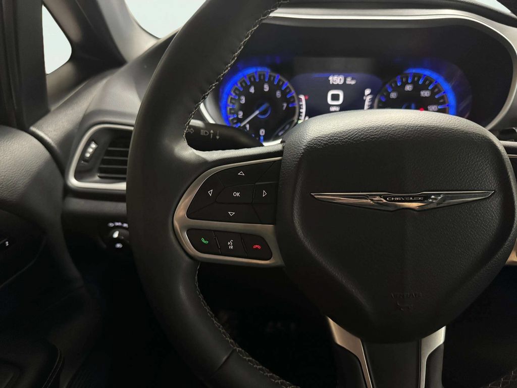 Used 2025 Chrysler Pacifica Select FWD image 14