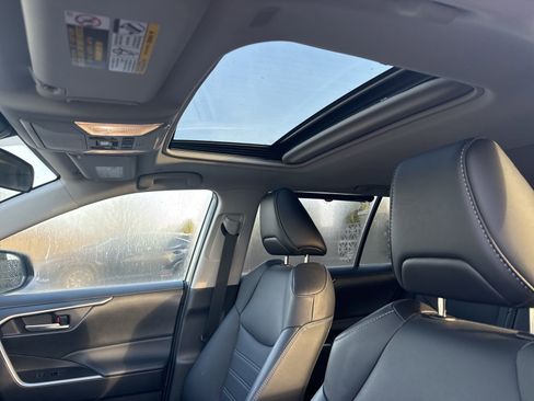 Used 2023 Toyota RAV4 XLE Premium image 16