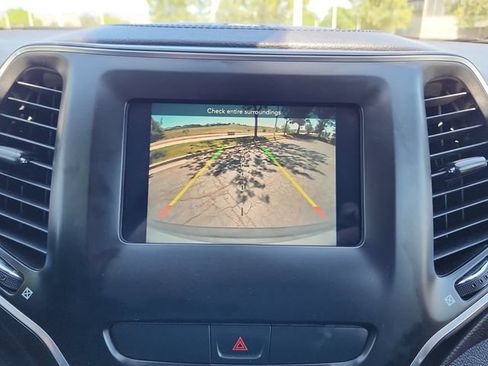 Used 2019 Jeep Cherokee Latitude Plus AWD/4WD image 29