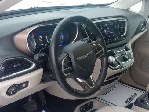 Used 2018 Chrysler Pacifica Touring-L Plus w/ Tire & Wheel Group image 12