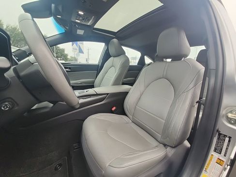 Used 2020 Toyota Avalon Limited image 7