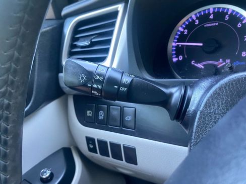 Used 2019 Toyota Highlander Plus FWD image 25
