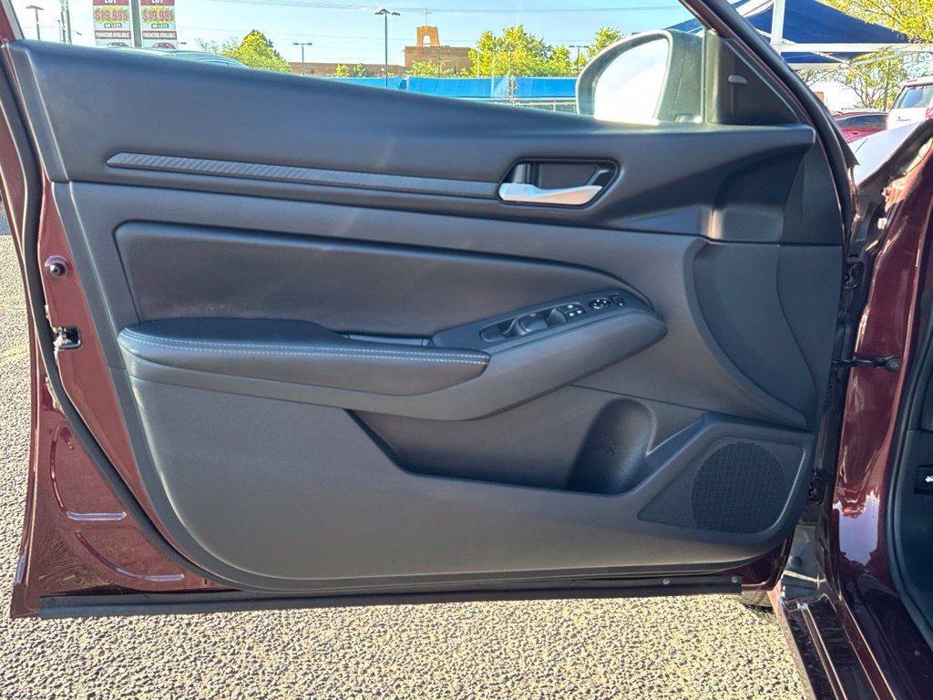 Used 2025 Nissan Altima 2.5 SV FWD image 10