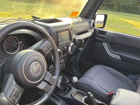 Used 2015 Jeep Wrangler Unlimited Sahara AWD/4WD image 6
