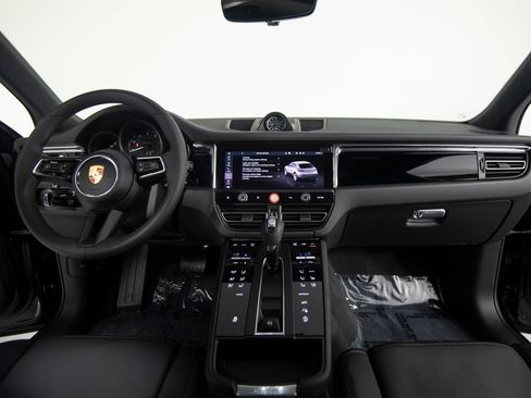 Certified 2026 Porsche Macan AWD/4WD image 34