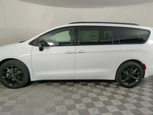 New 2026 Chrysler Pacifica Select w/ S Appearance Package image 8