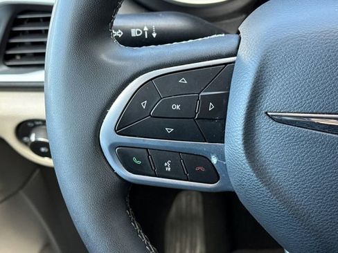 Used 2024 Chrysler Pacifica Touring-L image 28