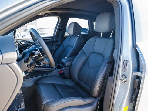 Certified 2025 Porsche Macan image 5