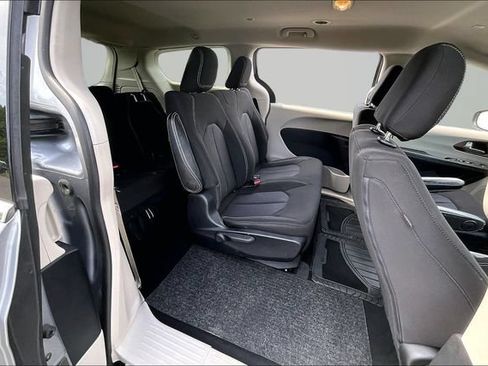 Used 2020 Chrysler Voyager L FWD image 22