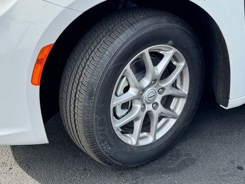 New 2026 Chrysler Pacifica Select image 9