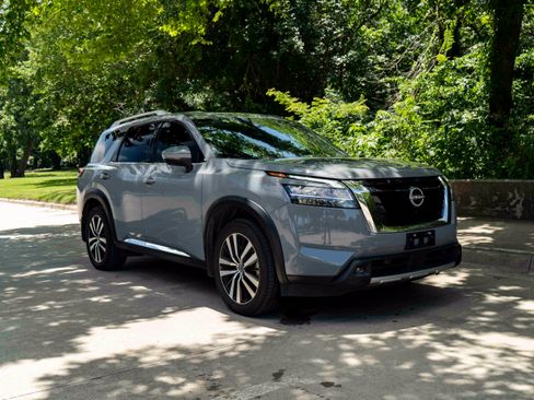 Used 2023 Nissan Pathfinder Platinum FWD image 2