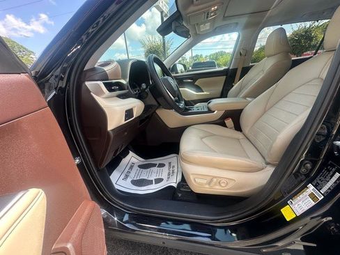 Used 2022 Toyota Highlander XLE image 23